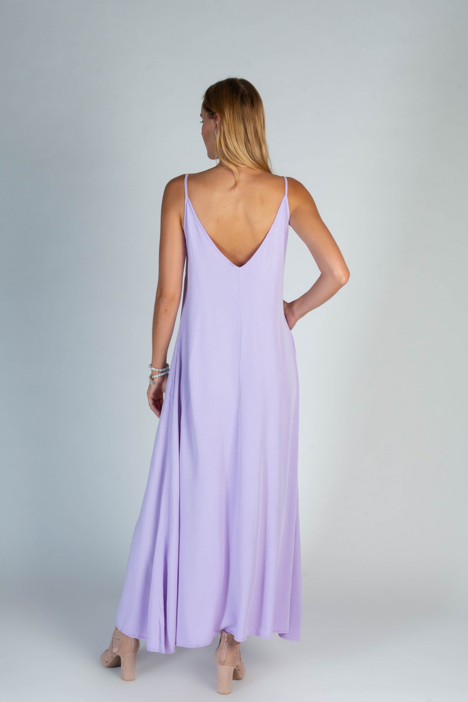 Yasmine Summer Maxi Dress in Lila, showcasing deep V-neckline and side pockets, made from high-quality viscose.