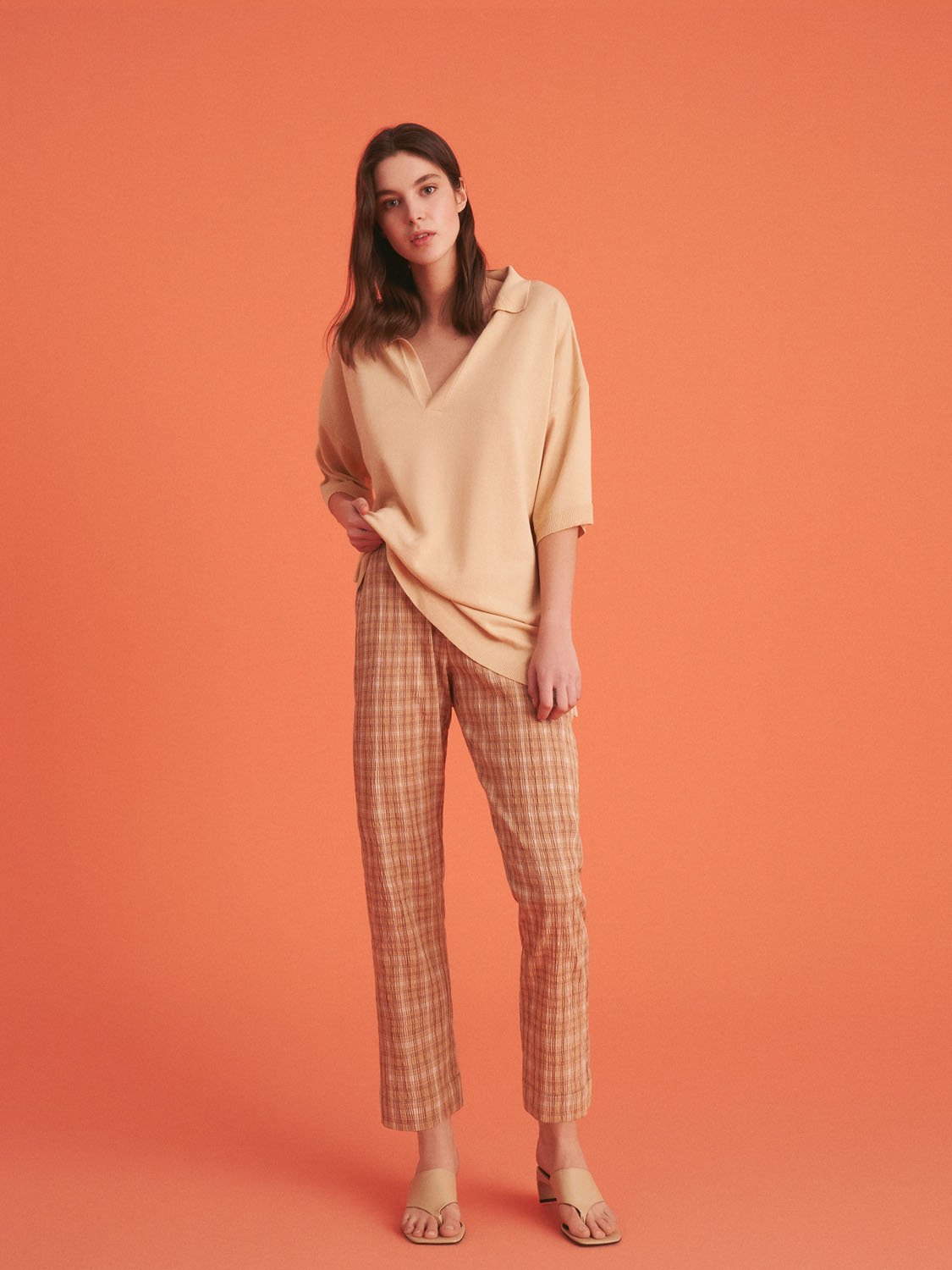 Tapered Fit Plaid Pants featuring a high waist and elastic waistband, styled with side pockets, perfect for summer wear.