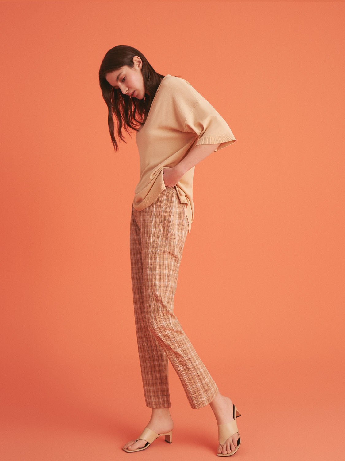 Tapered Fit Plaid Pants featuring a high waist and elastic waistband, styled with side pockets, perfect for summer wear.