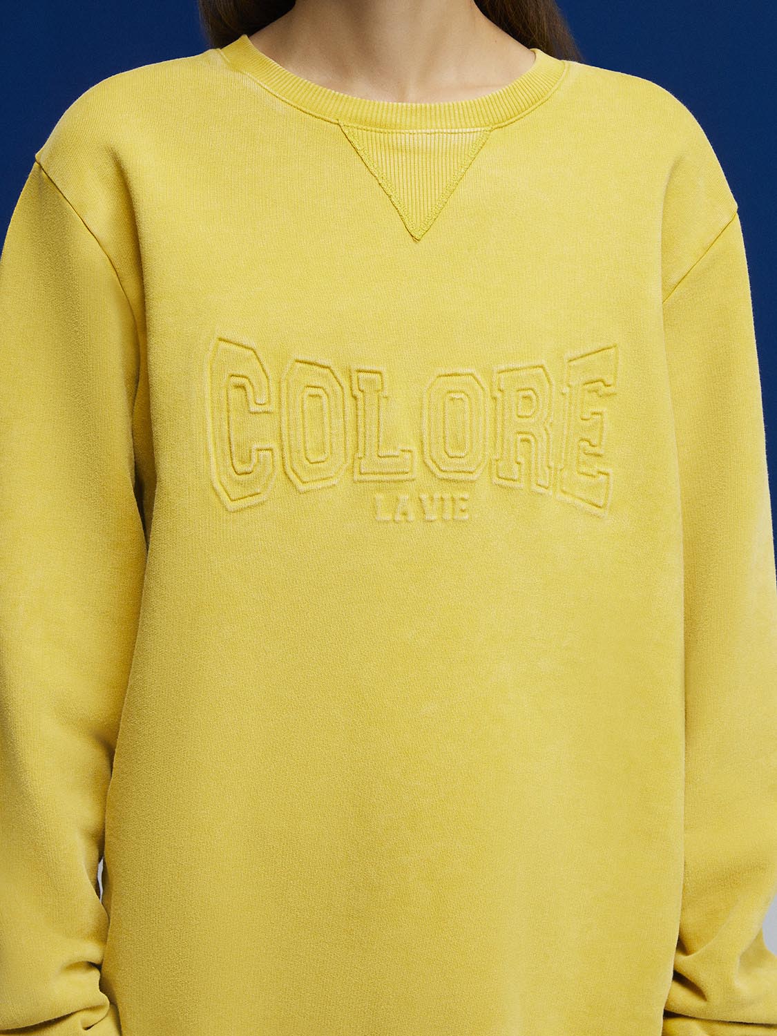 A cozy crew-neck oversized sweatshirt featuring a stylish front text print, perfect for casual wear.