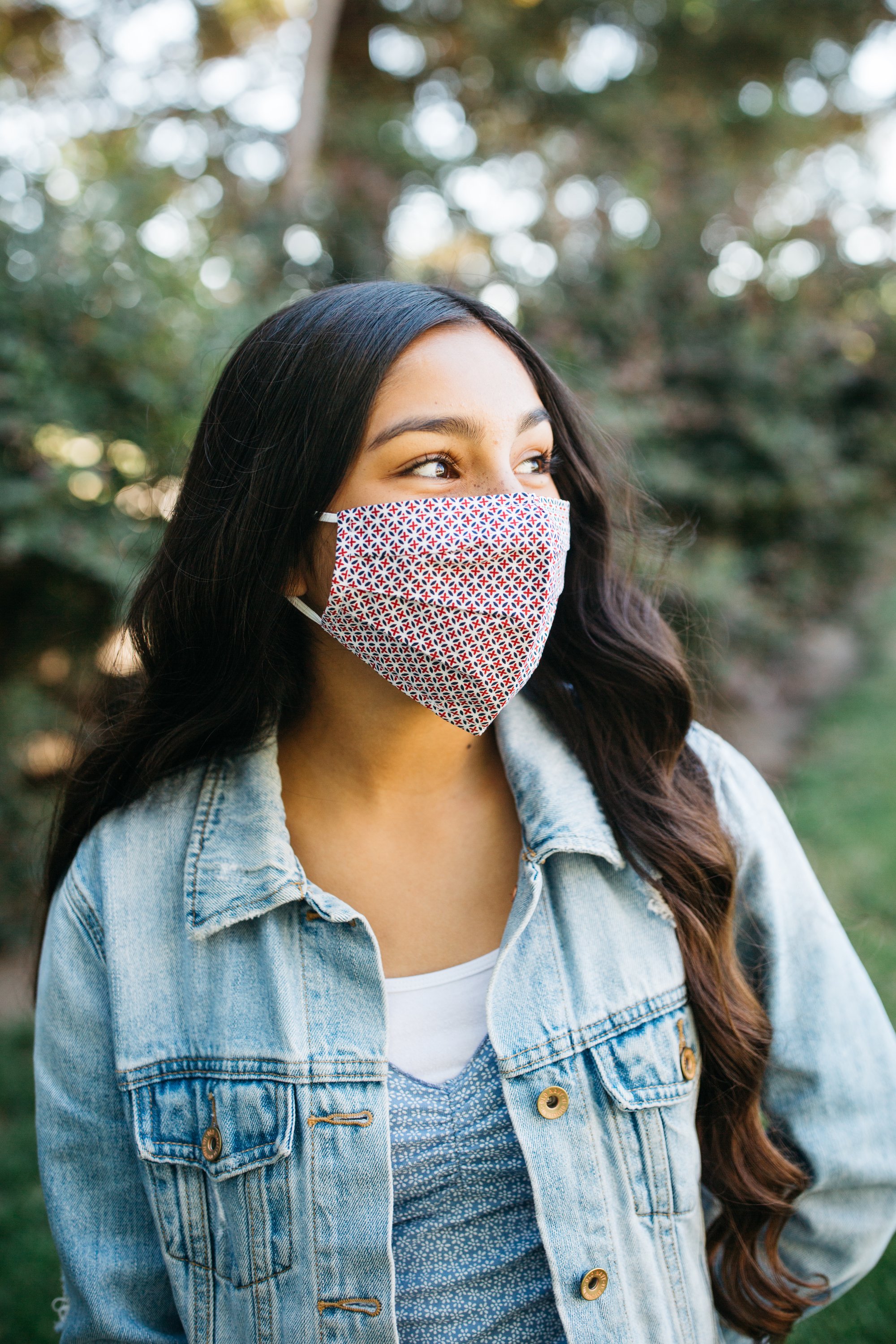 Tory Red Face Mask made of breathable cotton with pleats for comfort and a filter pocket.