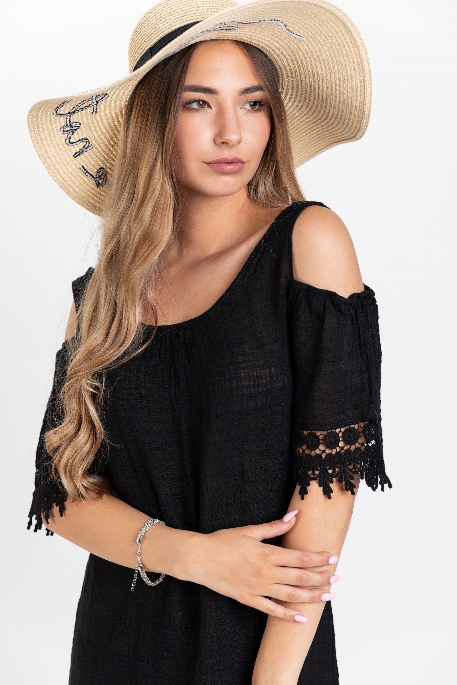 TUNIC BECCY in black, showcasing a loose fit, 3/4 sleeves, and lace details, perfect for summer outings.