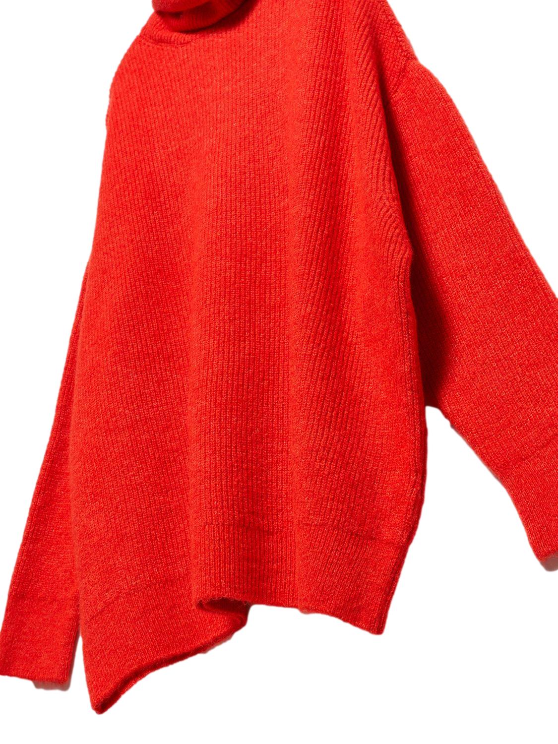 A cozy Turtleneck Wide Sweater in a soft acrylic-polyester blend, featuring a relaxed fit and stylish turtleneck design.