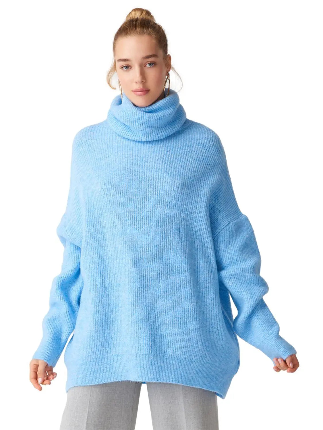 A cozy Turtleneck Wide Sweater in a soft acrylic-polyester blend, featuring a relaxed fit and stylish turtleneck design.