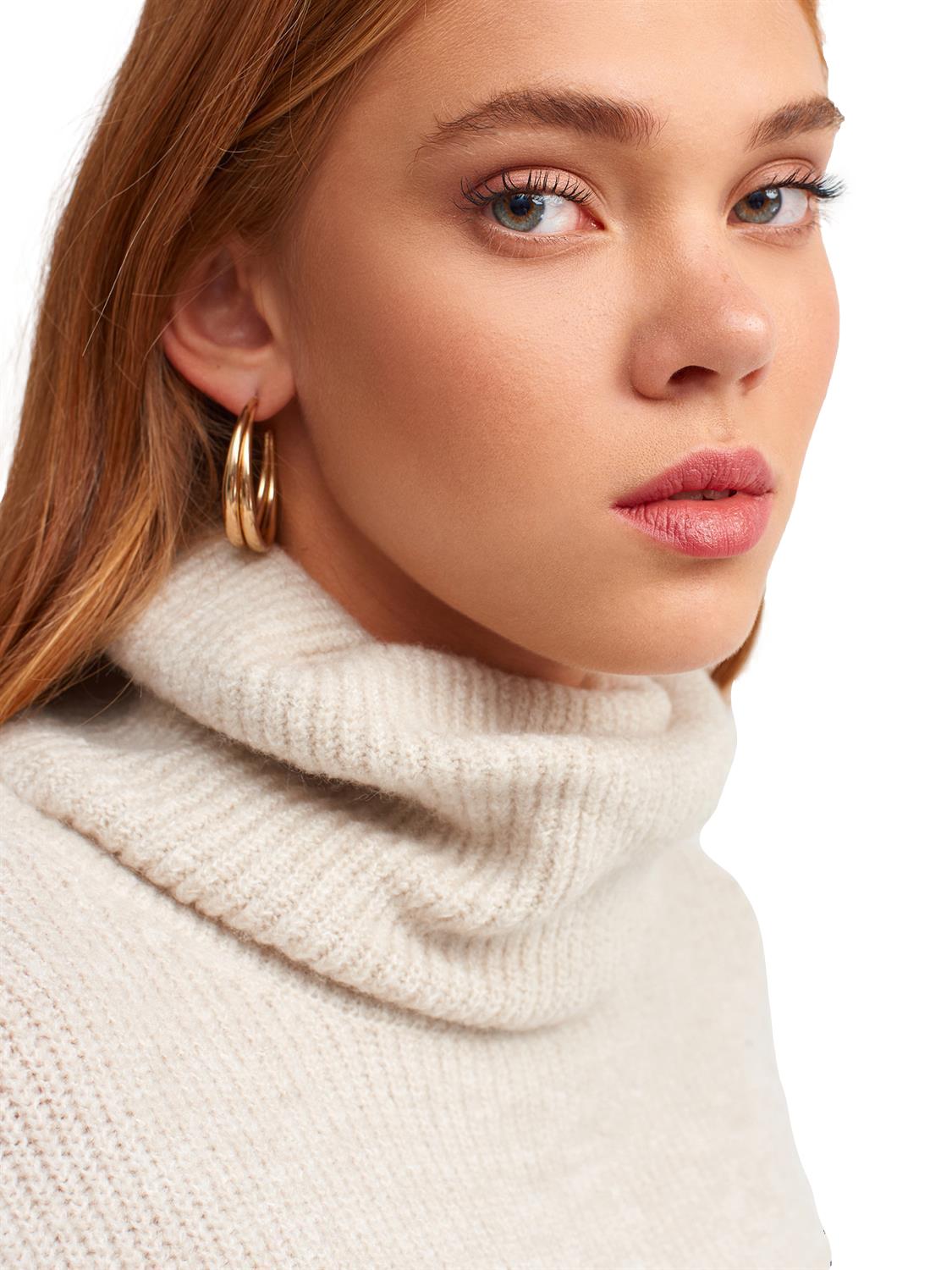 A cozy Turtleneck Wide Sweater in a soft acrylic-polyester blend, featuring a relaxed fit and stylish turtleneck design.