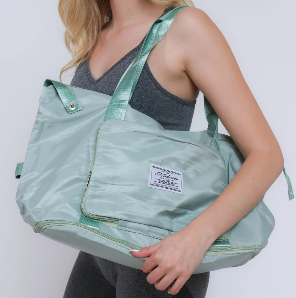 Večja torba ART2208 in light green, showcasing its spacious design and durable fabric.