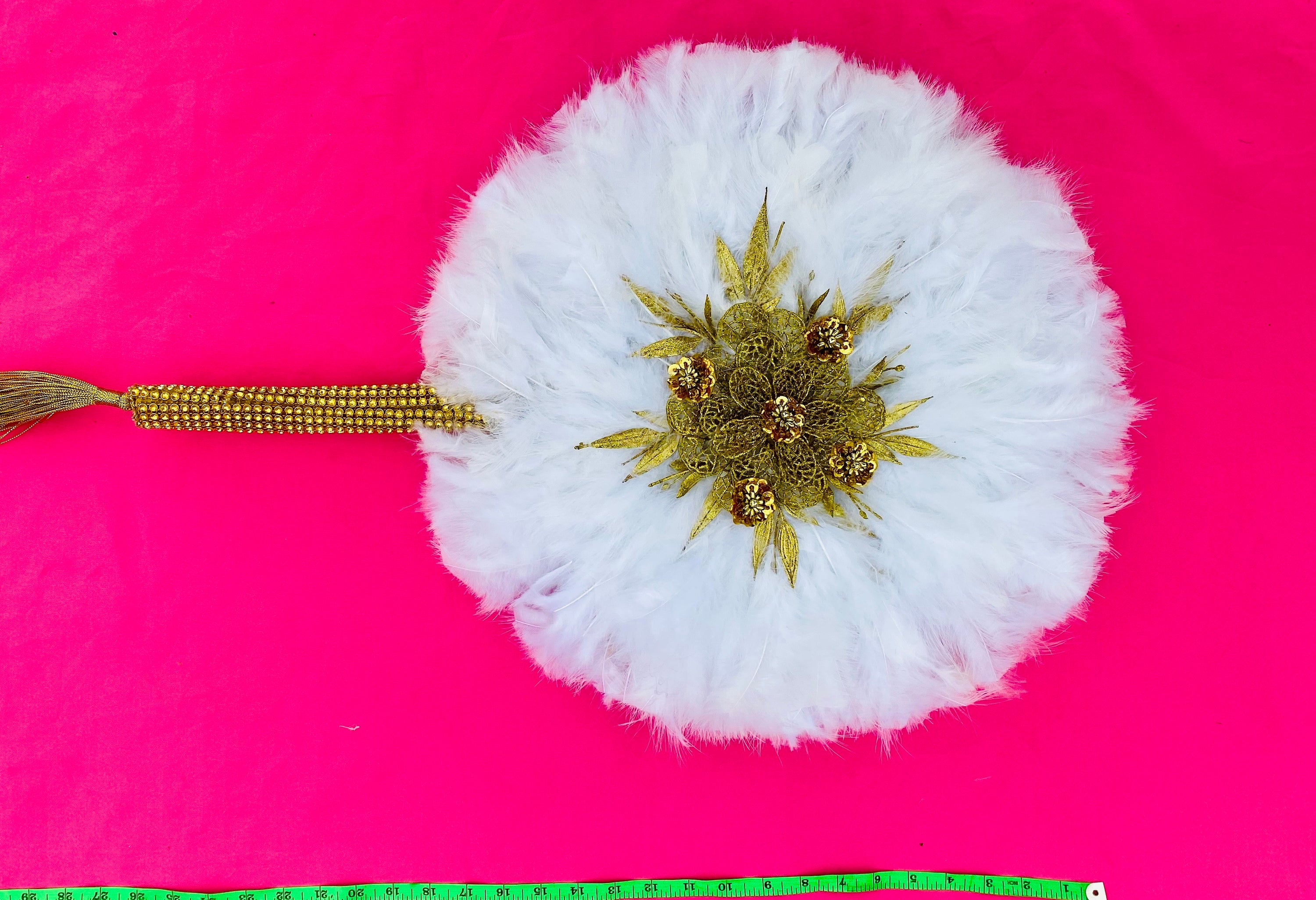 Elegant white circle fur feather fan, perfect for weddings, featuring soft fur and delicate feathers.