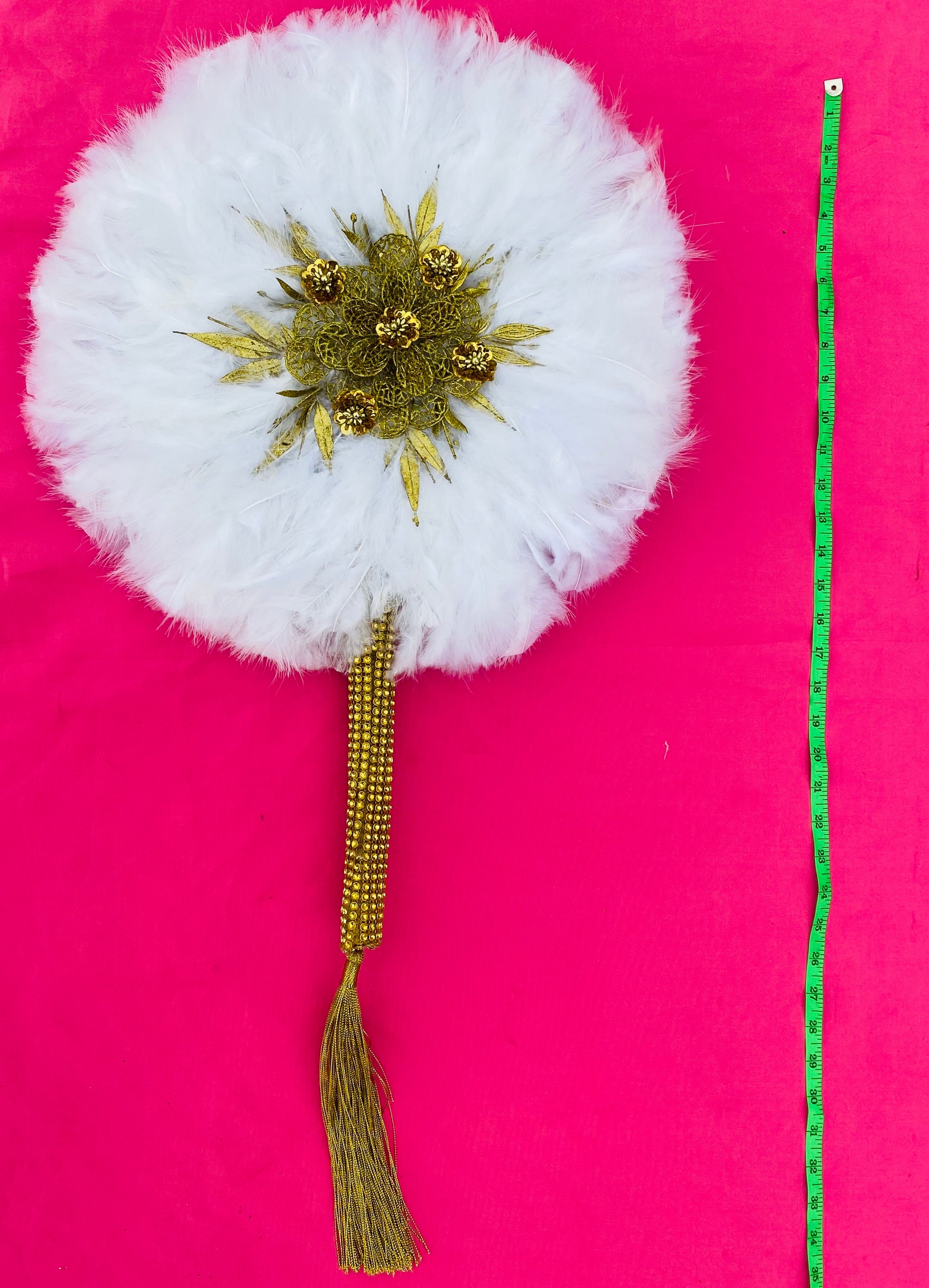 Elegant white circle fur feather fan, perfect for weddings, featuring soft fur and delicate feathers.