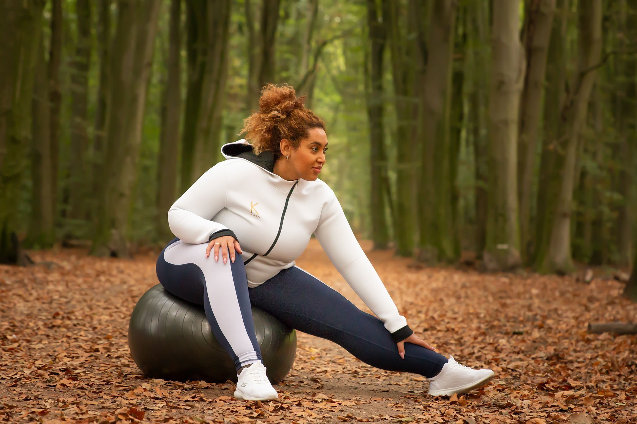 A stylish white neoprene sports jacket designed for warmth and comfort during winter activities.