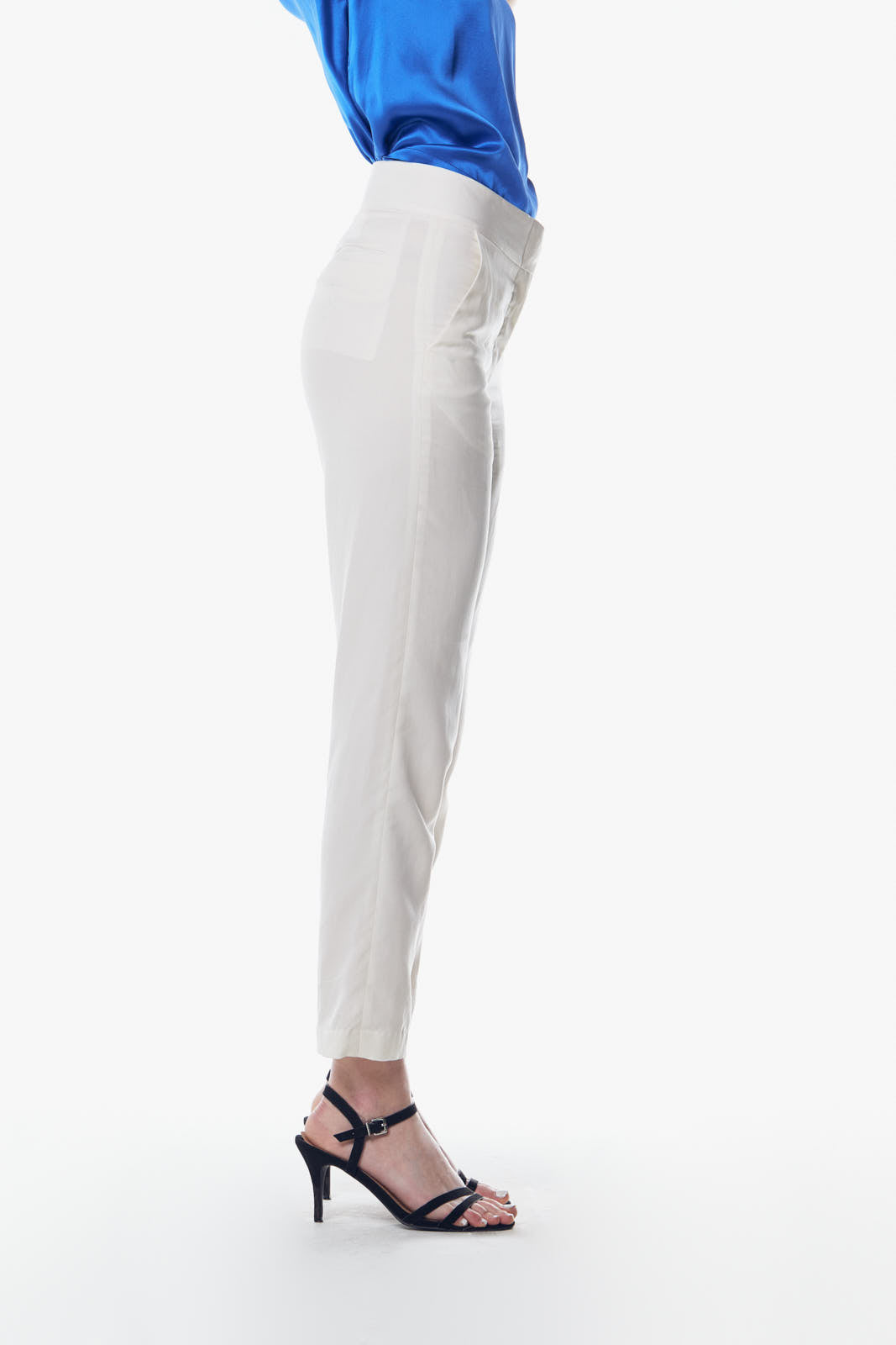 A pair of elegant white tailoring slim pants made from 100% linen, featuring a high-waist design and pockets, perfect for stylish office wear.