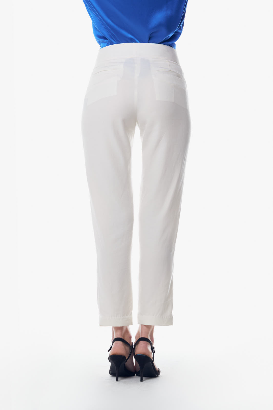 A pair of elegant white tailoring slim pants made from 100% linen, featuring a high-waist design and pockets, perfect for stylish office wear.