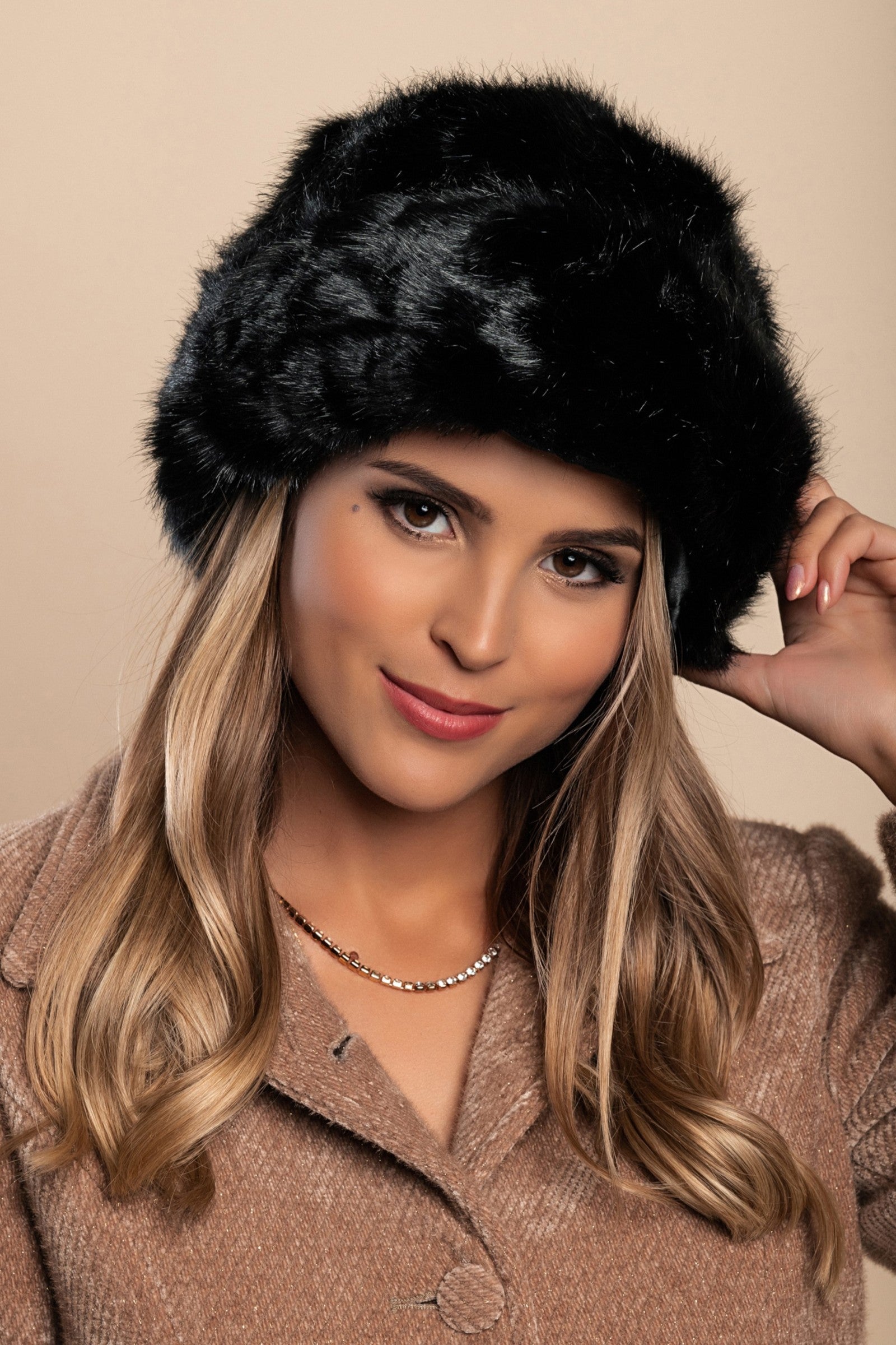 Elegant black winter hat with synthetic fur lining, perfect for cold weather.