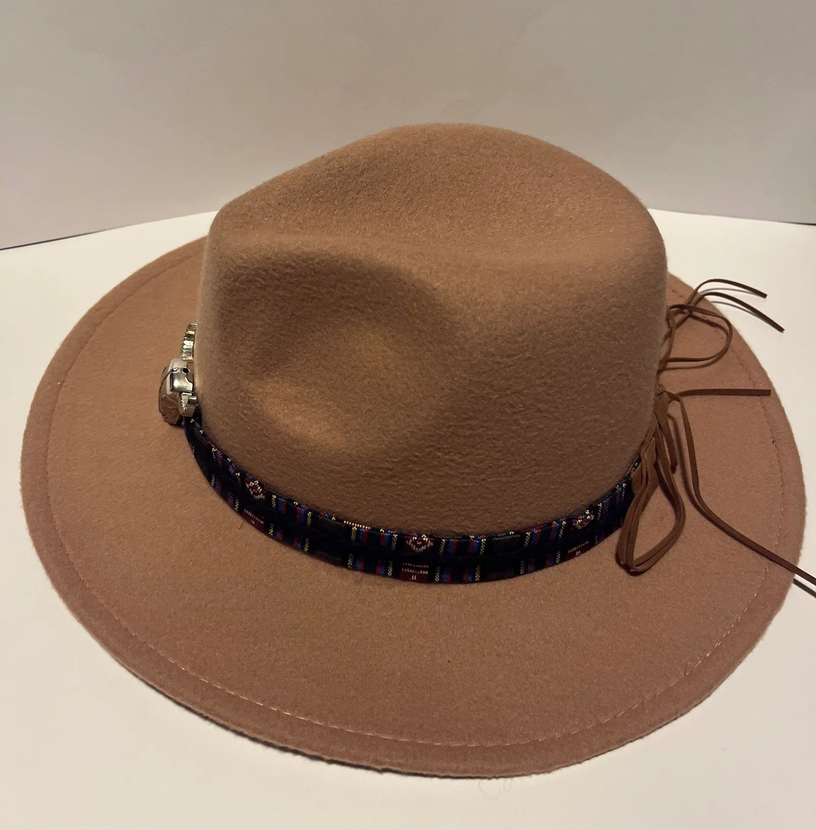 A stylish wool fedora hat featuring a punk ribbon, perfect for both men and women, ideal for winter and autumn wear.