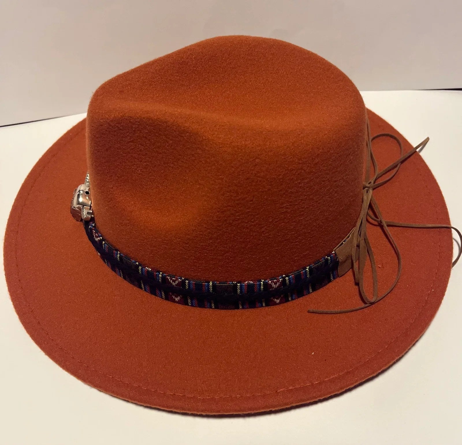 A stylish wool fedora hat featuring a punk ribbon, perfect for winter and autumn wear, suitable for both men and women.