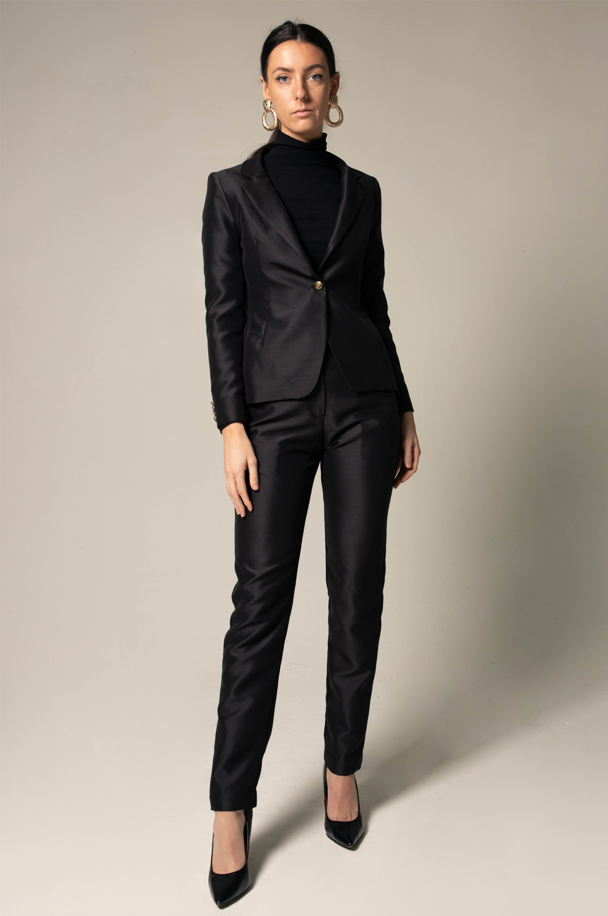 A stylish black women's blazer with a modern fit, showcasing a boxy shape and high-quality fabric, perfect for various occasions.