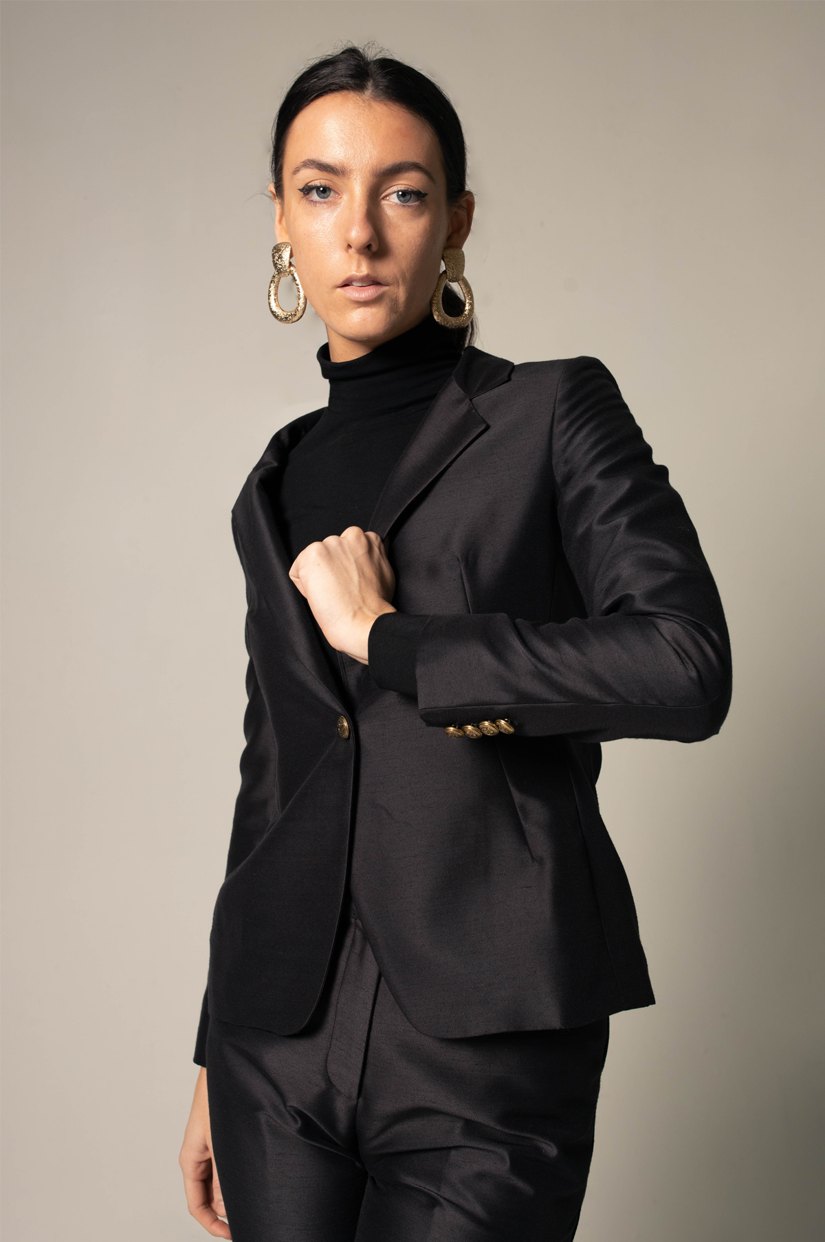 A stylish black women's blazer with a modern fit, showcasing a boxy shape and high-quality fabric, perfect for various occasions.