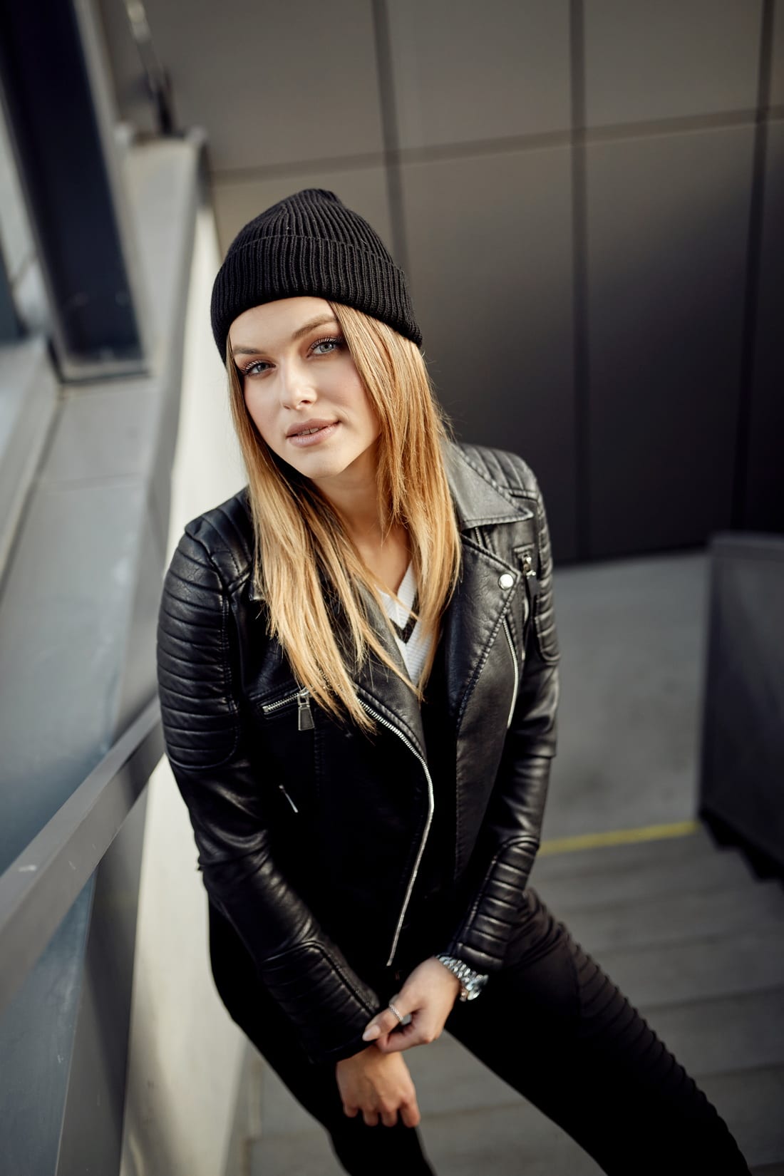 Women's black folded hat with rolled-up cuff, made from elastic sweater fabric, perfect for cold weather.