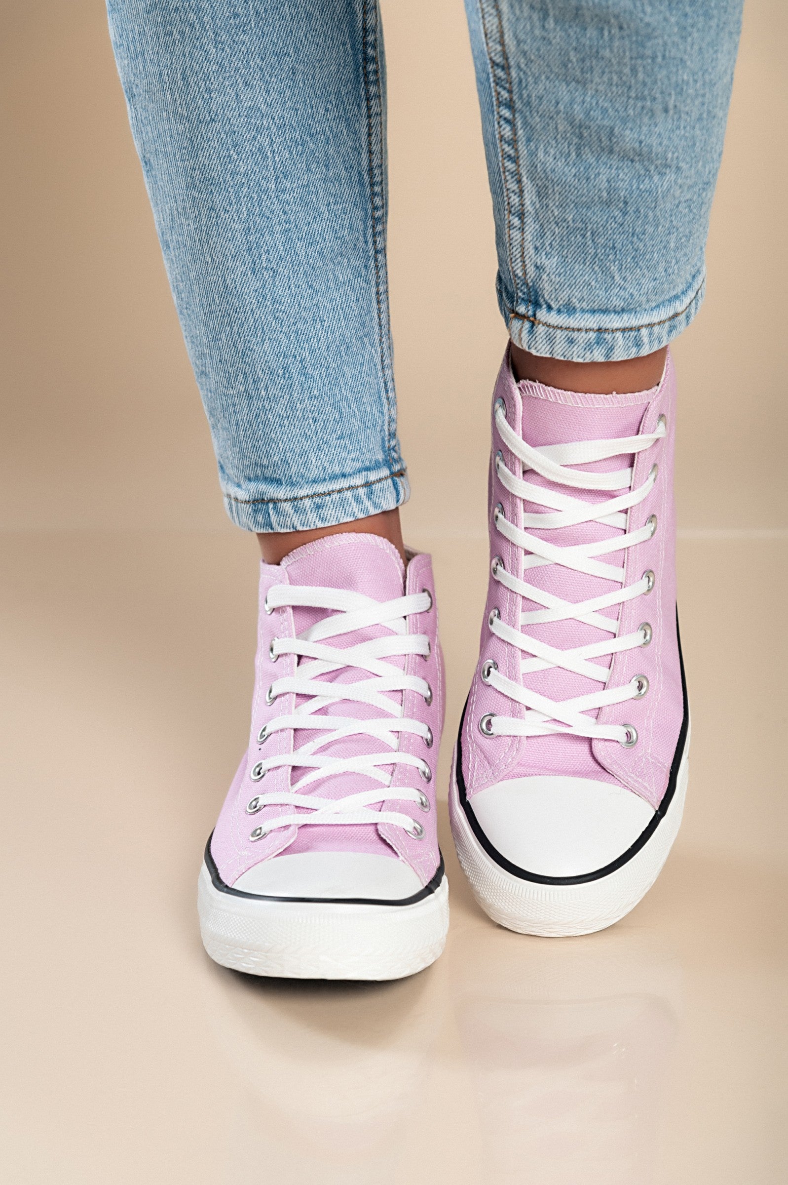 Zapatillas altas de tela violeta claro con puntera redonda y cierre de cordones, perfectas para un estilo moderno.