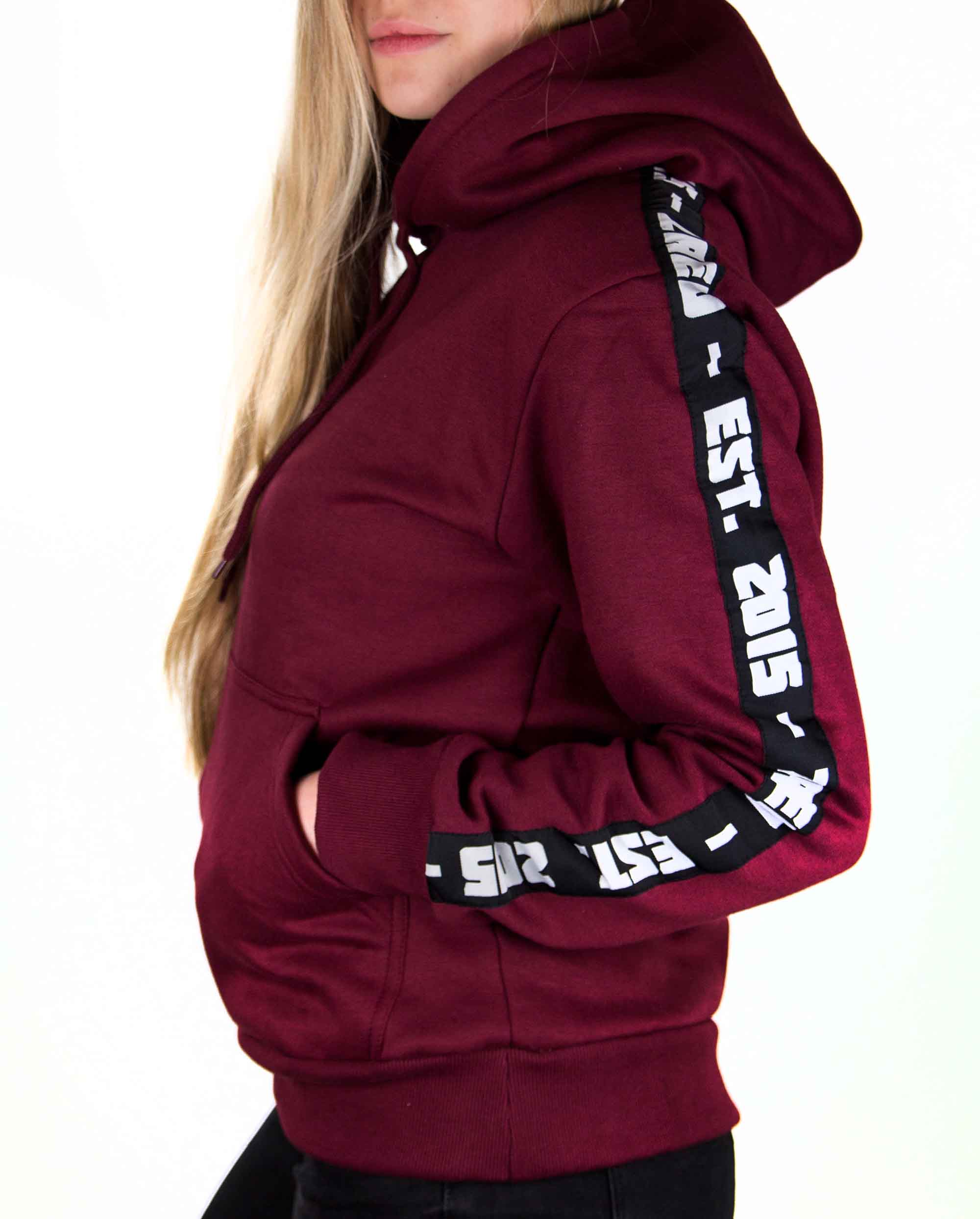 ZRED Origin Hoodie in burgundy für Damen, stilvoll und bequem, ideal für kalte Tage.