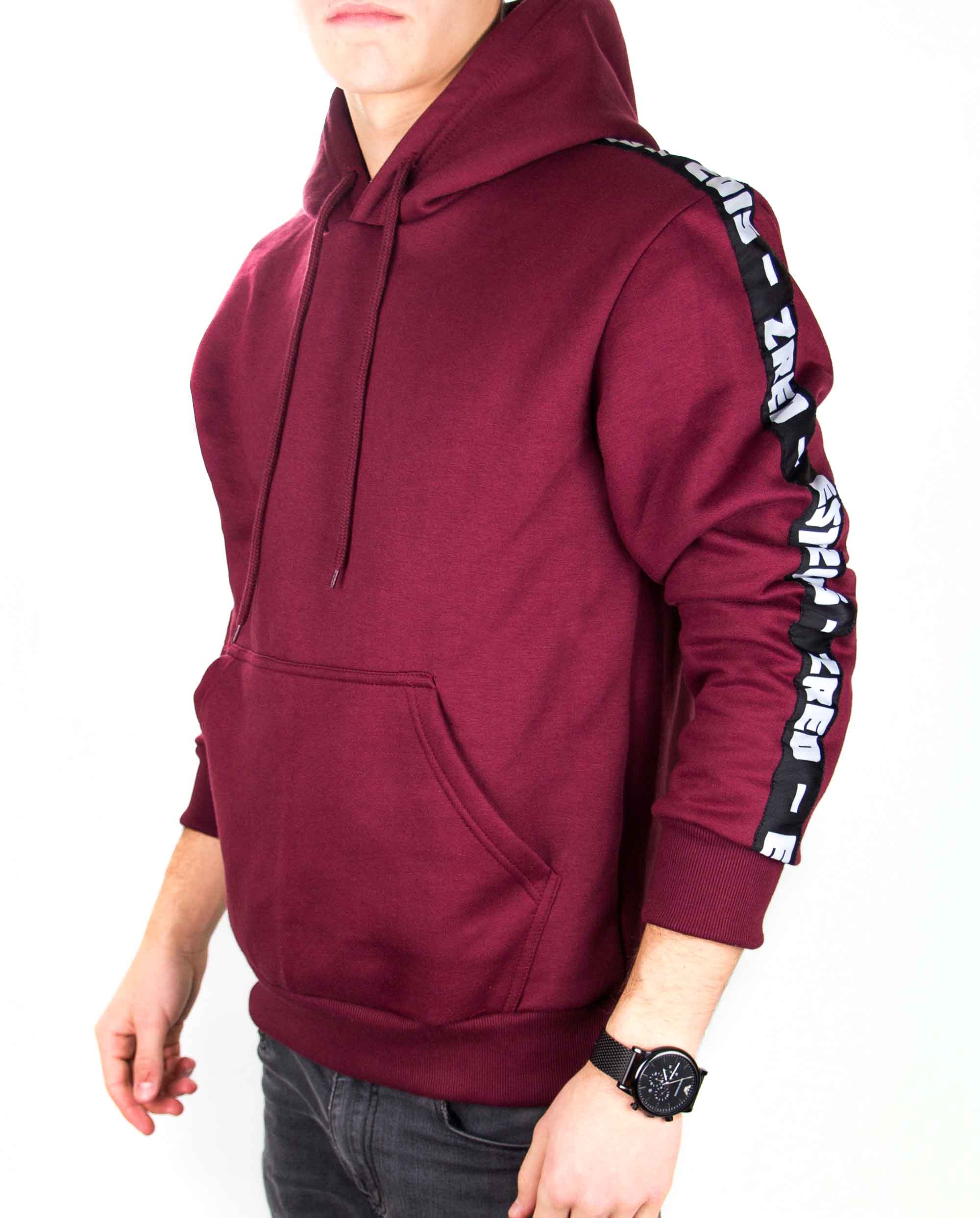 ZRED Origin Hoodie in burgundy für Herren, stilvoll und bequem, ideal für kältere Tage.